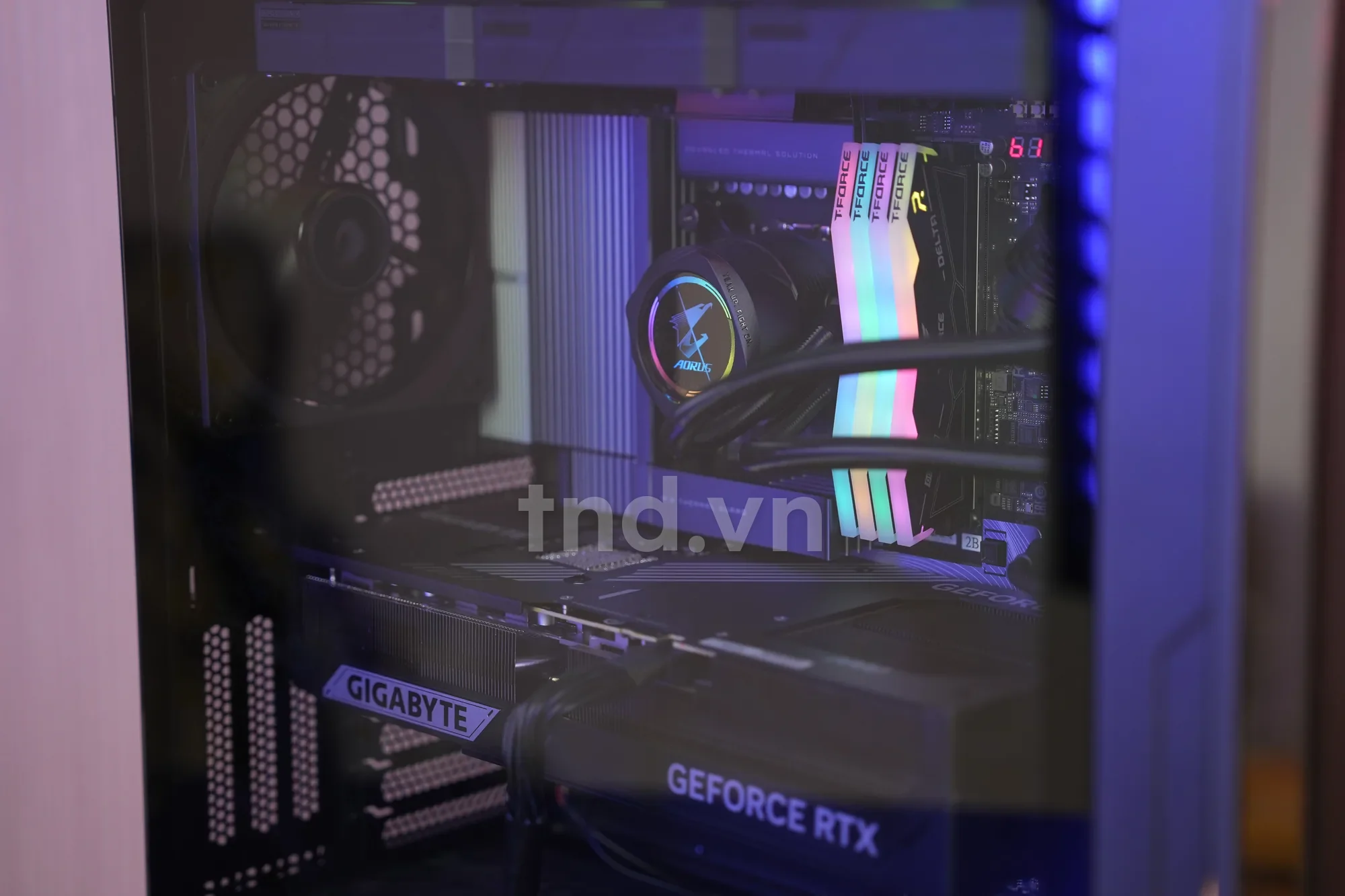 Bên trong GIGABYTE AI TOP 100 Z890 nhìn qua kính