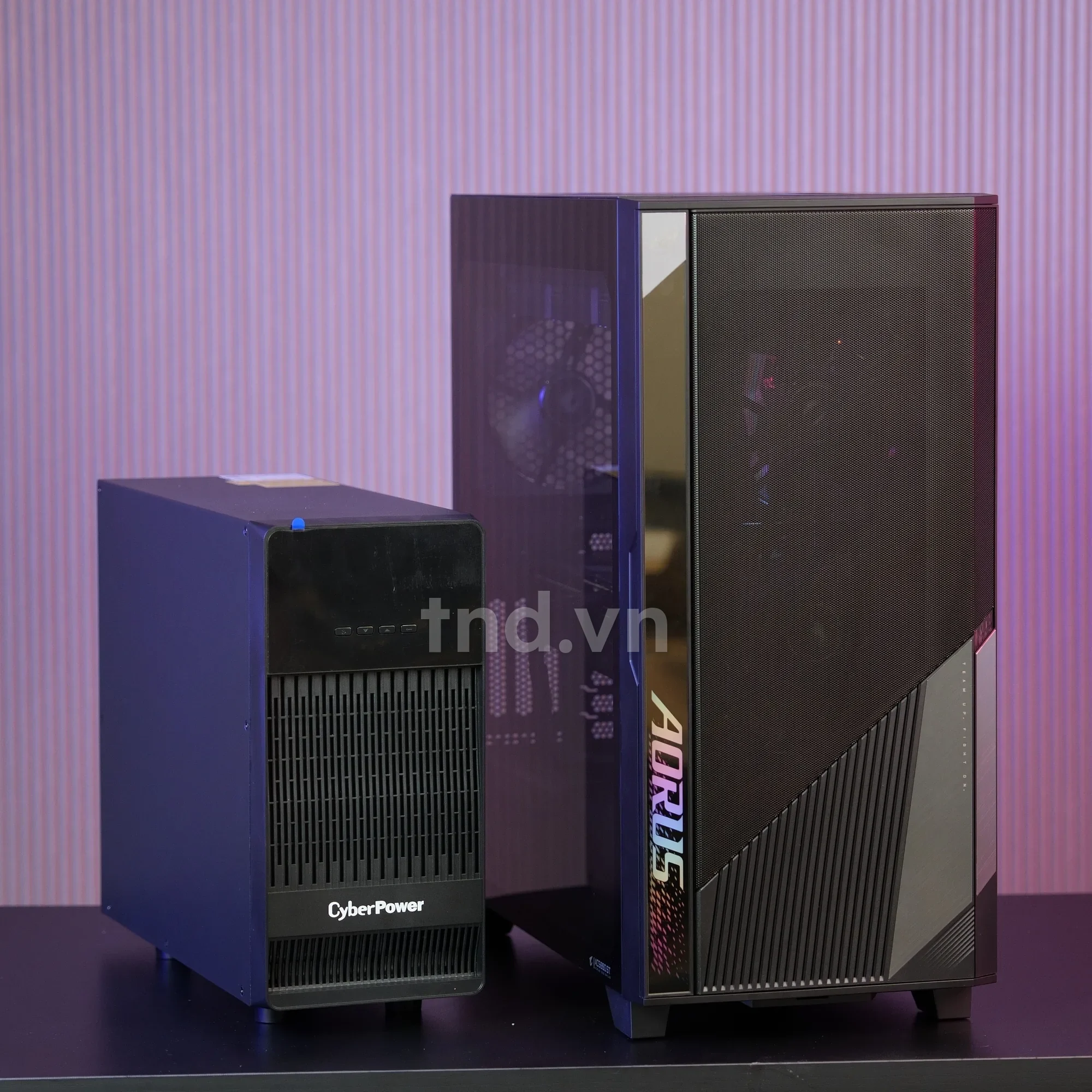 GIGABYTE AI TOP 100 Z890 đặt cạnh bộ lưu điện