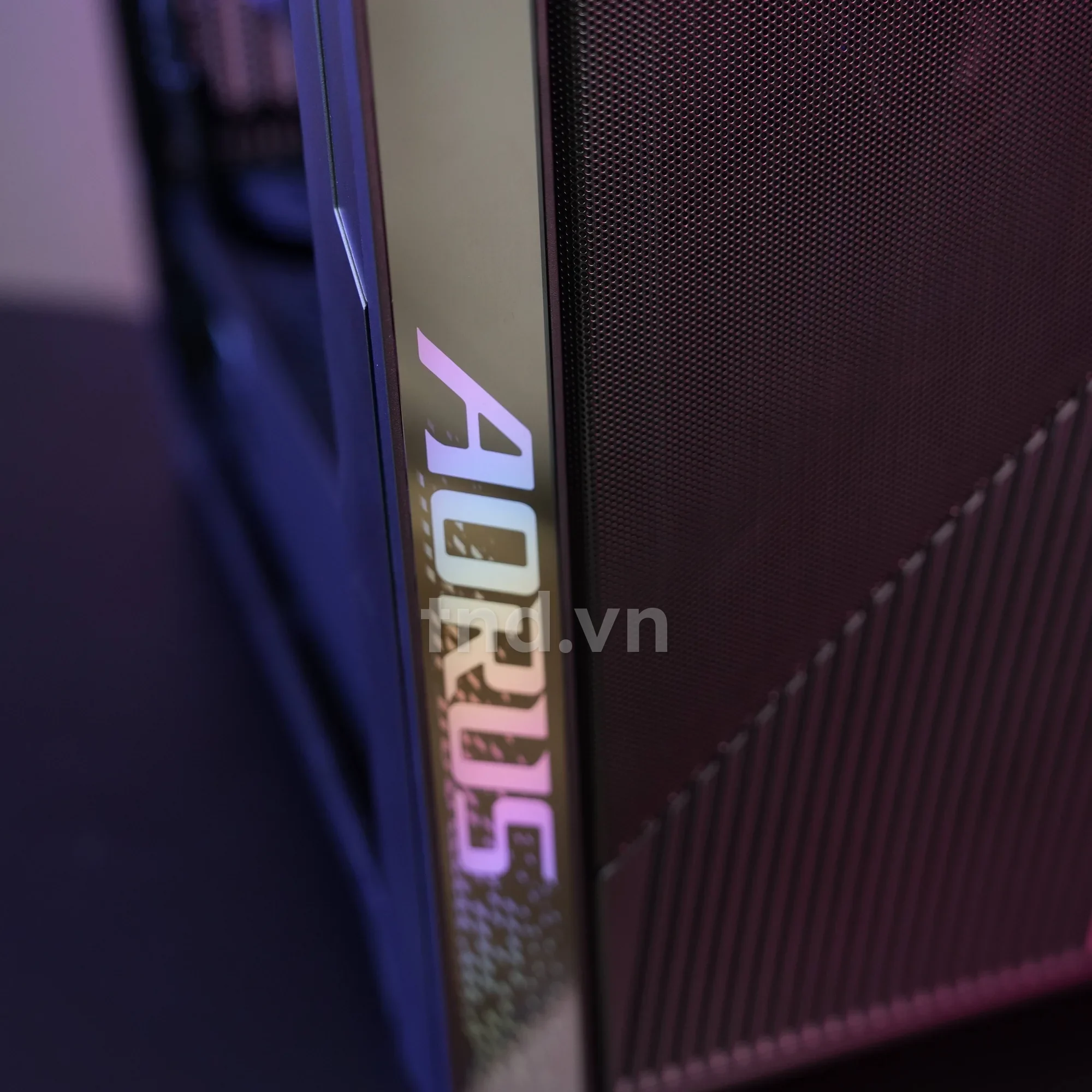 Logo AORUS trên viền mặt trước