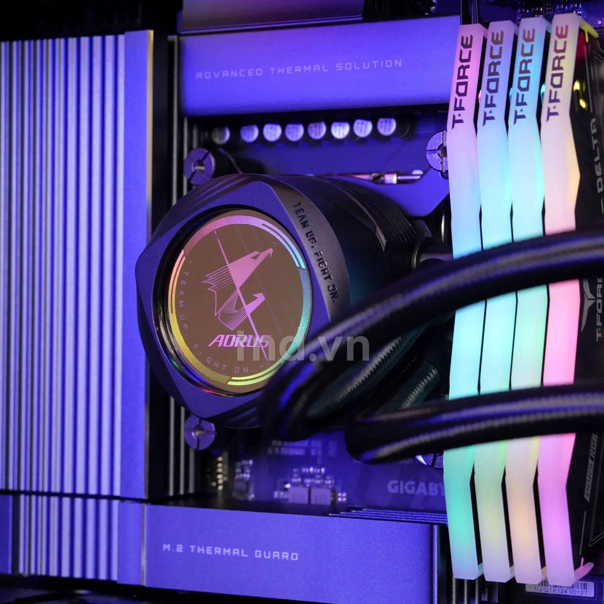4 thanh RAM DDR5 32 GB cạnh bơm tản nước AORUS