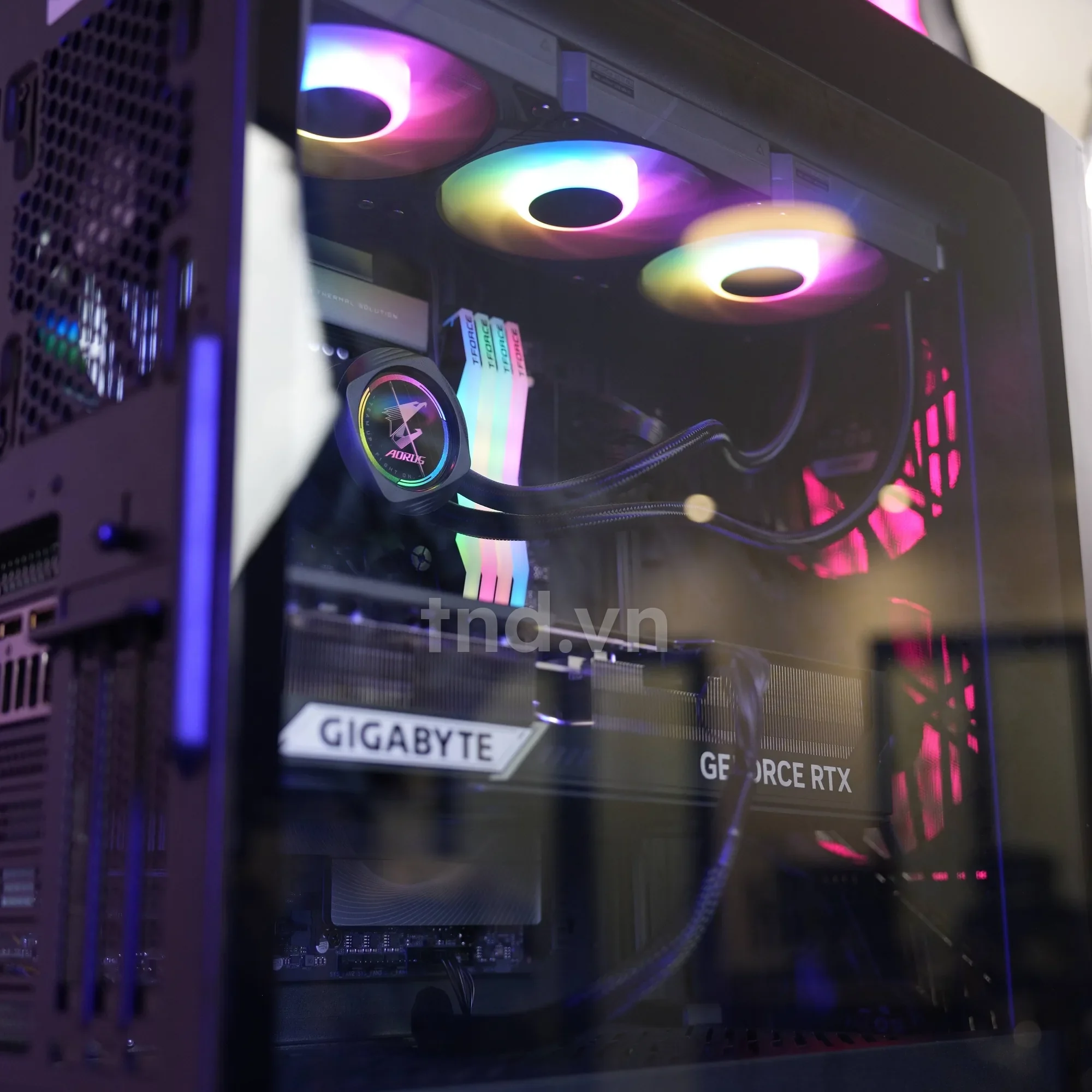 Tản nước 360 mm và RTX 5090 trong AI TOP 100 Z890