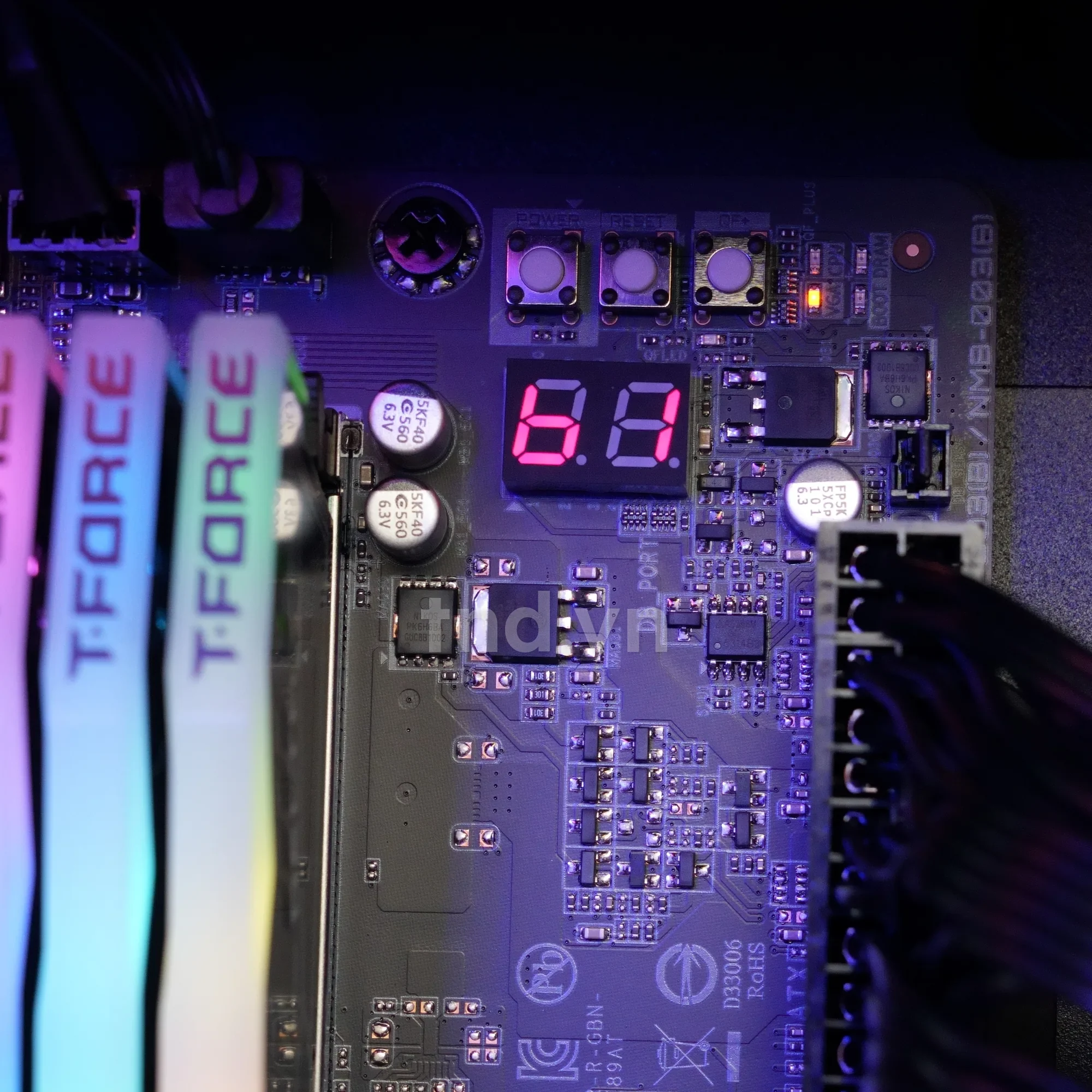 Đèn mã lỗi và nút bấm trên mainboard Z890 AI TOP